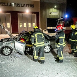 Lapuan Kauhajärven paloaseman pihassa Kari Sulkakosken (punainen kypärä) valvoma iltaharjoitus antaa kokemusta liikenneonnettomuuksien todellisista olosuhteista, pimeydestä ja talvisesta kylmyydestä. Palokuntalaisista 15 kuuluu hälytysosastoon, yhteensä jäseniä on 45.