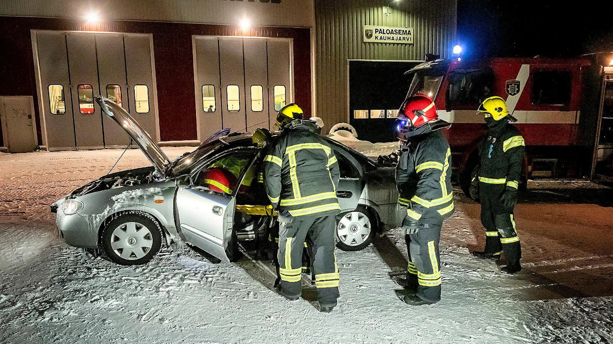 Lapuan Kauhajärven paloaseman pihassa Kari Sulkakosken (punainen kypärä) valvoma iltaharjoitus antaa kokemusta liikenneonnettomuuksien todellisista olosuhteista, pimeydestä ja talvisesta kylmyydestä. Palokuntalaisista 15 kuuluu hälytysosastoon, yhteensä jäseniä on 45.