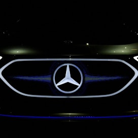 Mercedes-Benz-autoja valmistava Daimler kertoo, että sen kaikista automalleista tulee tarjolle sähköinen versio vuoteen 2025 mennessä. LEHTIKUVA / AFP