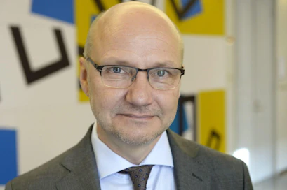 Työ- ja elinkeinoministeriön kansliapäällikön Jari Gustafssonin mukaan esimerkiksi työttömyysturvan kestoa ja kodinhoidon tuen enimmäiskestoa pitäisi lyhentää. LEHTIKUVA / Martti Kainulainen
