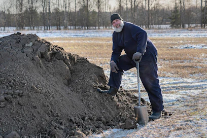 Monipuolinen harrastaminen antoi mahtavan perustan hiihtoon, Juha Mieto sanoo. Seitsemänkymppinen Mieto hoitaa kuntoaan pihatöissä.