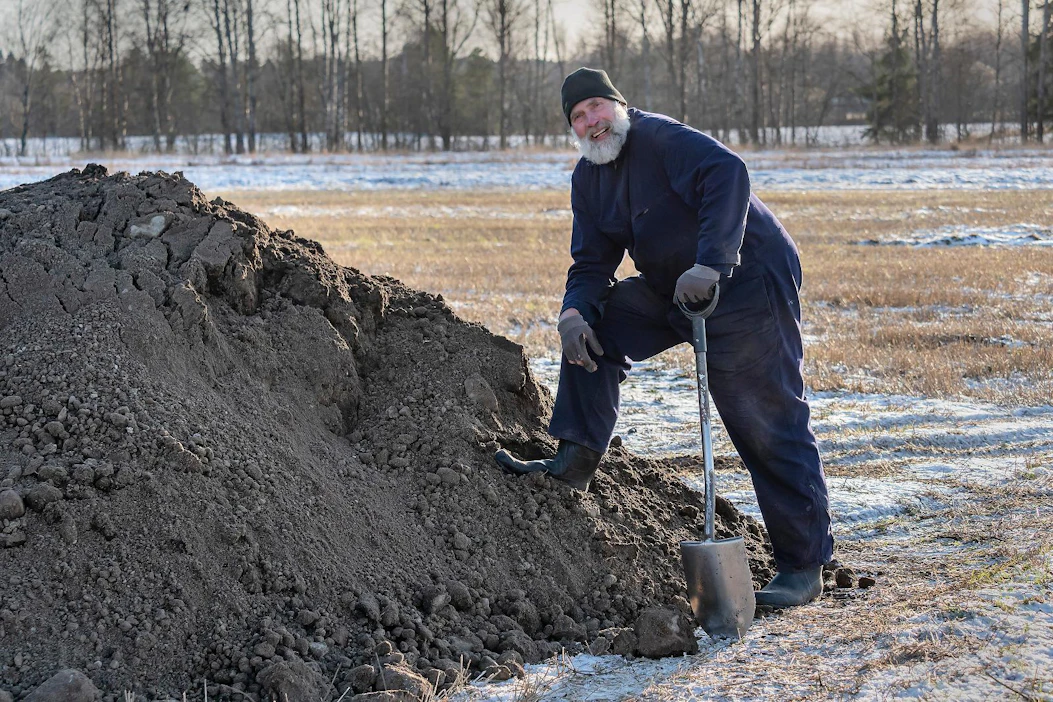 Monipuolinen harrastaminen antoi mahtavan perustan hiihtoon, Juha Mieto sanoo. Seitsemänkymppinen Mieto hoitaa kuntoaan pihatöissä.