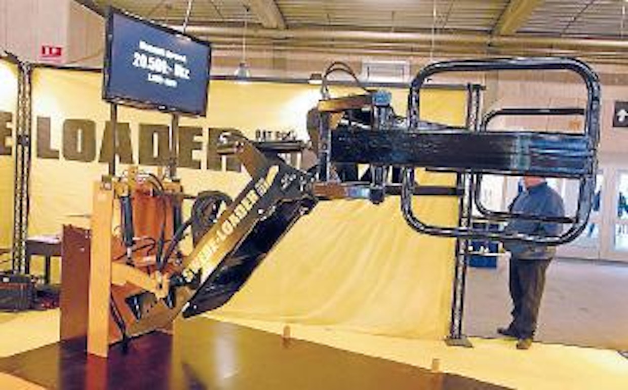 Ruotsalainen SwedeLoader Mach2 -kuormain sopii kytkettäväksi sekä etu- että takanostolaitteeseen. Varustelevyyn voi valita joko Trima-, SMS-, Euro-, BM- tai pikku-BM -kiinnikkeet. Varustelevy kääntyy hydraulisesti, mekaaninen vakain sisältyy varustukseen, nostokorkeus on 2,5 ja -voima 1 400 kg. Valmistaja suunnittelee uutta yritystä meikäläisille markkinoille. (HH)
