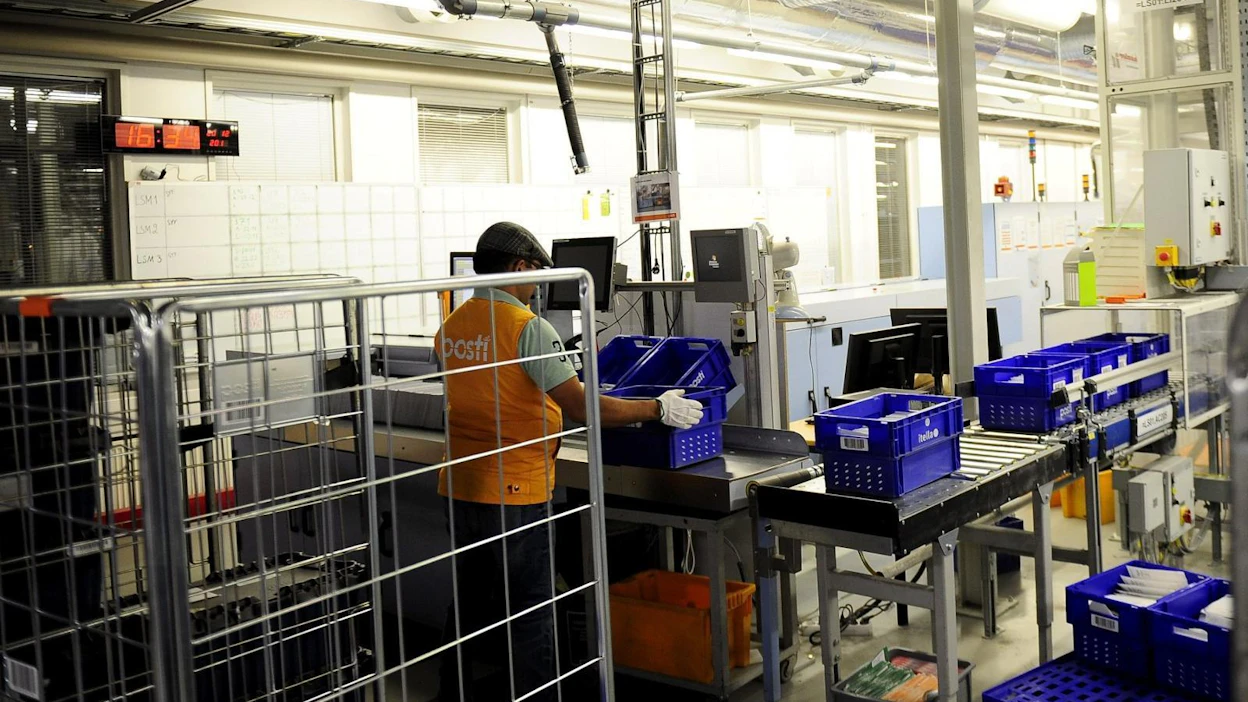Postin johdon suuret palkkiot ovat herättäneet närää, kun samalla työntekijöiden palkkoja halutaan laskea. LEHTIKUVA / MESUT TURAN