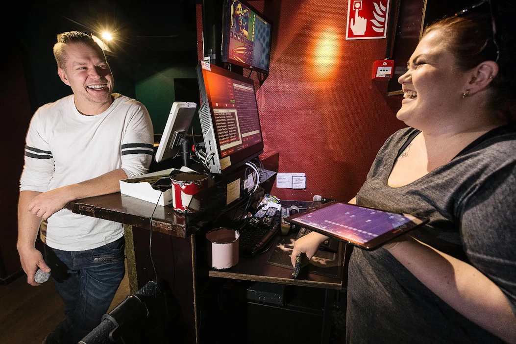 Karaoke on Veli-Pekka Tähtiselle ja Oona Revolle sosiaalinen harrastus ja irtiotto arjesta. Kumpikaan ei omista karaokelaitteita, vaan he käyvät laulamassa karaokebaareissa parina iltana viikossa.