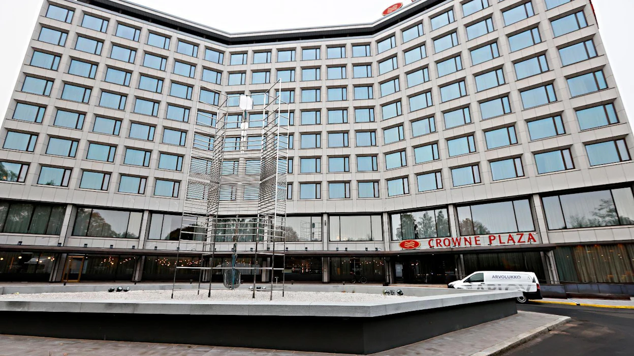 Crowne Plaza Helsinki - Hesperia sijaitsee Helsingin Töölössä Mannerheimintiellä. Hotelli avautui maanantain noin vuoden kestäneen perusteellisen remontin jälkeen.