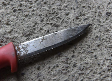 Tyypillisimmin nuorilla mukana ollut ase oli teräase, esimerkiksi puukko tai linkkuveitsi. LEHTIKUVA / Timo Jaakonaho