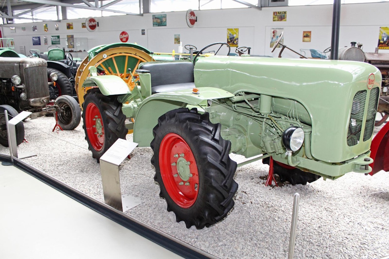 Bayerische Traktoren- und Fahrzeugbau GmbH aloitti 4-vetojen tuotannon varustamalla ylijäämävarastoista ostettuja Jeeppejä 1-sylinterisillä dieseleillä. 1950-luvun puolivälissä tehtiin jo oikeita traktoreita, vuosikymmenen lopulla valmistui kuuluisin malli BTG D40, joka tehtiin yhteistyössä Deutzin kanssa. Valmistus lopetettiin kannattamattomana vuonna 1960, jonka jälkeen tuotantoa jatkoi jälleenmyyjänä toiminut Tatrac, traktorit teki Eisenwerk Gebr. Fischer KG. Lopullisesti merkki haudattiin vuonna 1963. Kuvassa 4-sylinterisellä 52 hv:n Deutz-moottorilla varustettu Tatrac TD60 vm. 1963. (Paderborn)