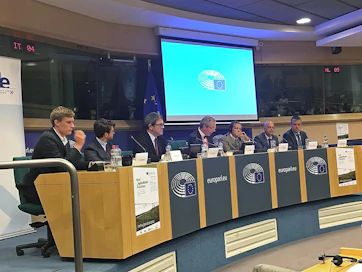 Viljelijäpaneelin jäsenet kertoivat Ca-viljelyn tuloksista omilla alueillaan ja tiloillaan. Tanskan Frederik Larssen (etualalla) ja Oliver Martin Saksasta (oikeassa reunassa) edustivat pohjoisemman Euroopan viljelijöitä.