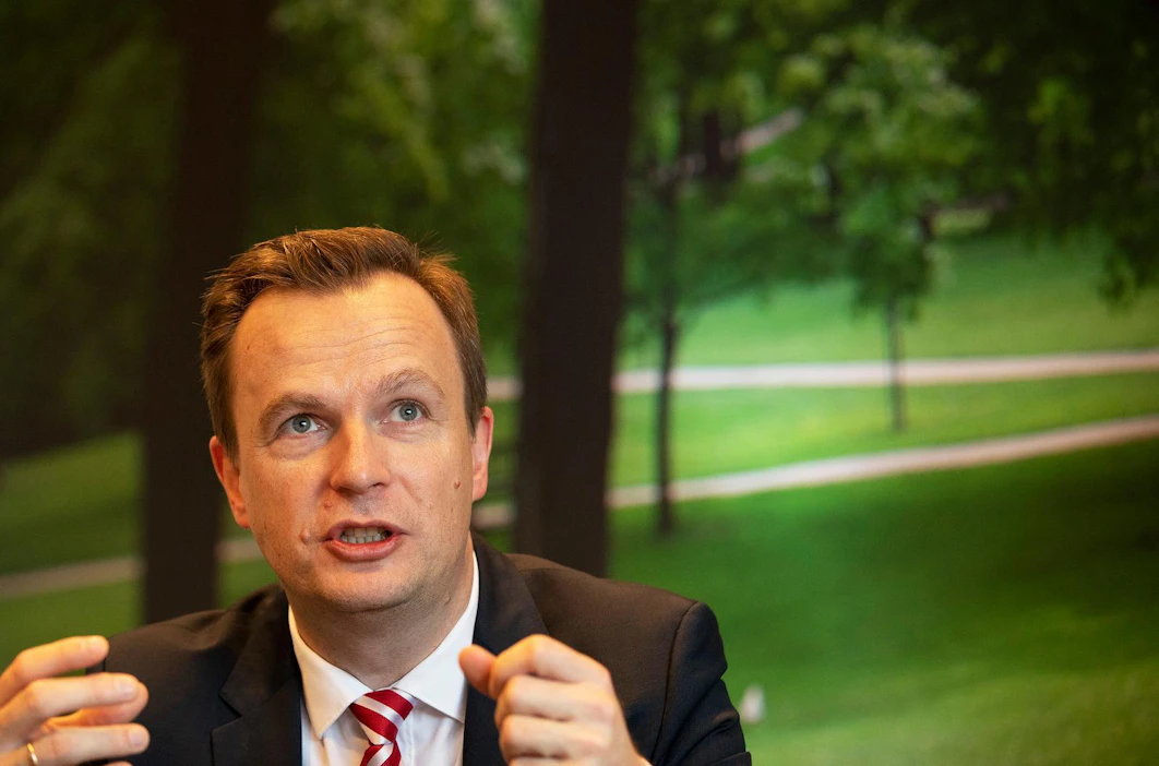 Saksalainen taloustieteilijä Jens Südekum investoisi erityisesti koulutukseen ja digitaaliseen infrastruktuuriin syrjäseuduilla ja alueilla, jotka ovat kärsineet talouden murroksesta.