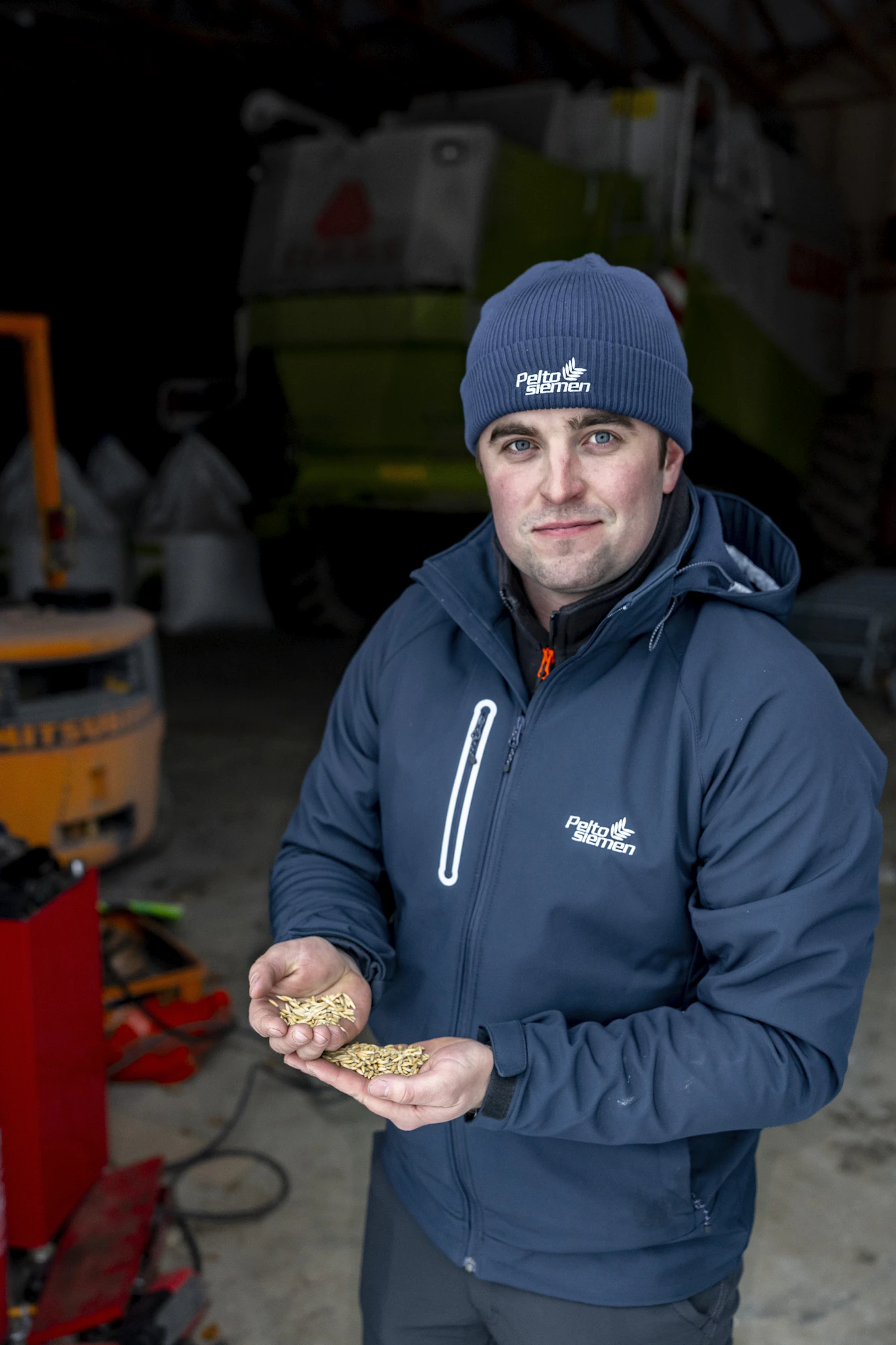 ”Tästä työssäni on lopulta kyse”, Jaakko Peräniitty toteaa ja valuttaa lajiteltua siementä käsissään.