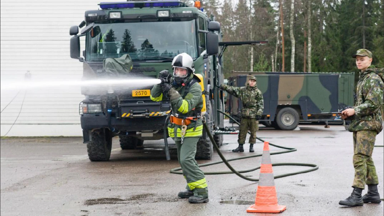 Markku Vuorikari Lakkautettavassa Keuruun Pioneerirykmentissä tarjotaan muun muassa suojelualan erikoiskoulutusta. Suojelumies Peltola harjoitteli tulipalon sammutusta alikersantti Hannu Lindenin valvonnassa viime marraskuussa.
