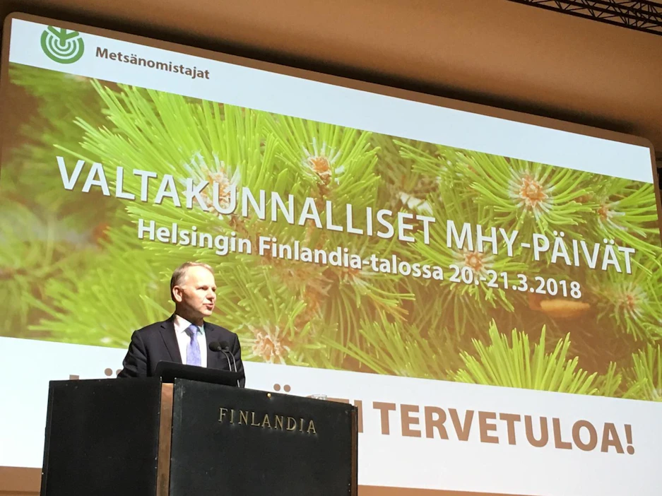 Ministeri Jari Leppä on huolissaan hirvistä ja kasvavista taimikonhoitorästeistä.