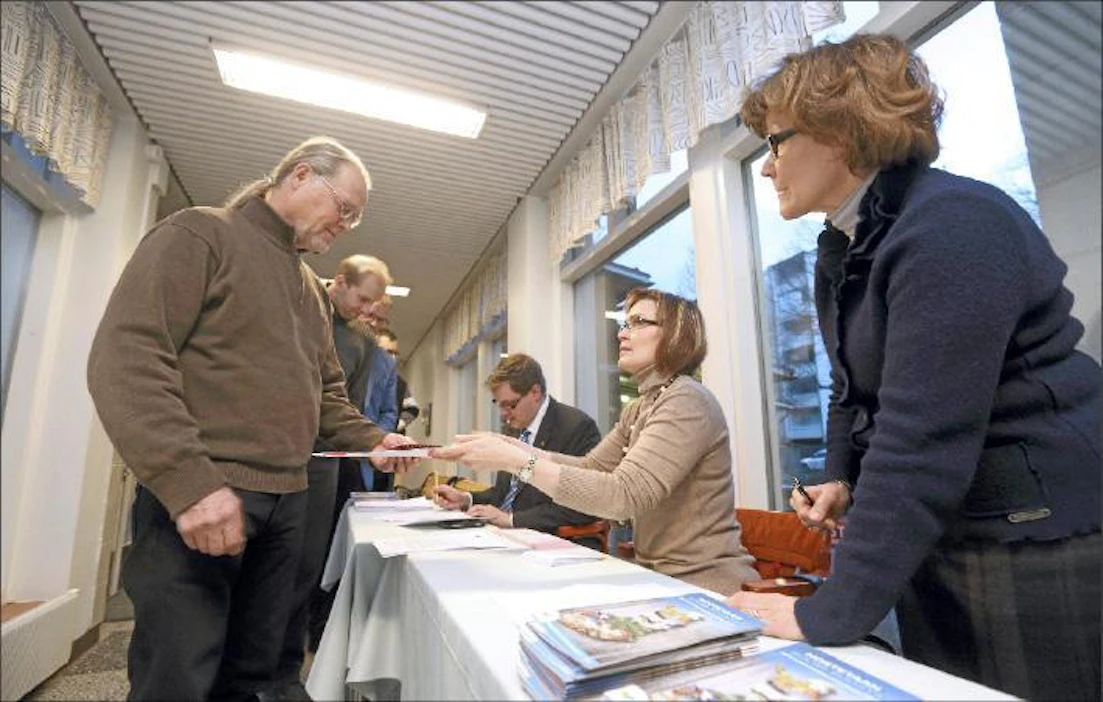 Veli-Matti Syrilä ilmoittautui MTK-Köyliön edustajaksi Minna Vanhatalolle. Vastaanottoa avustivat Elina Liinaharjaja Matti Rehula. Jussi Partanen