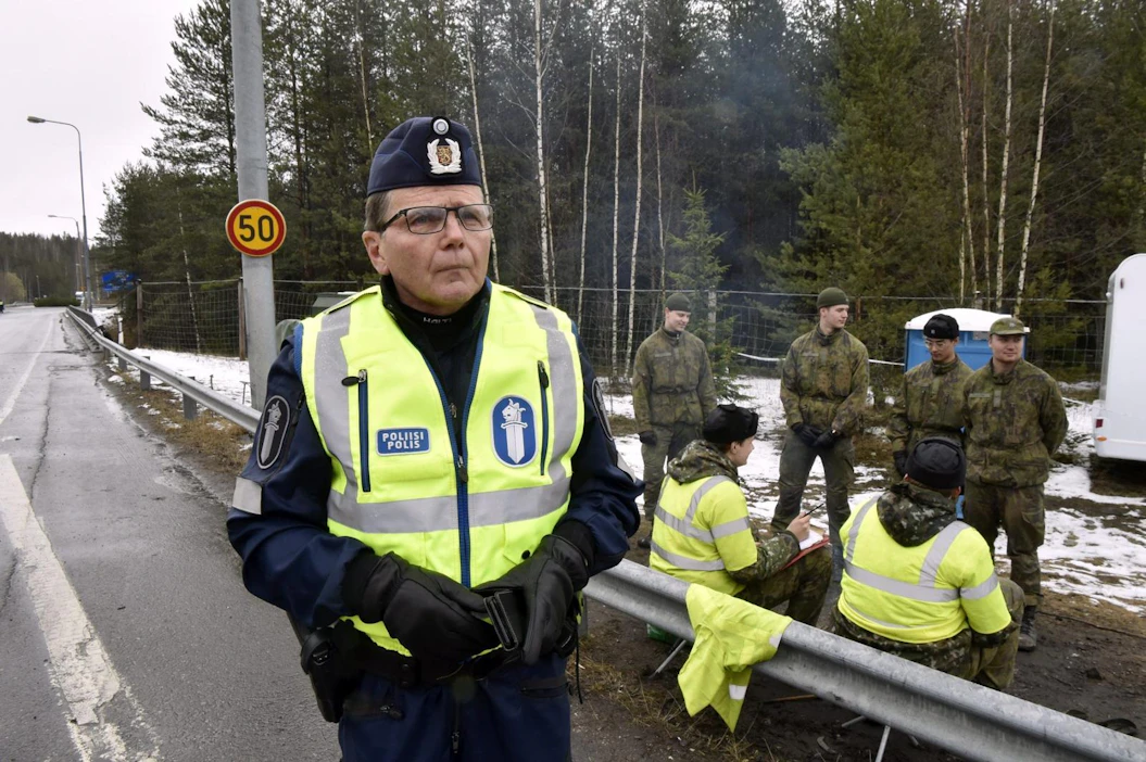 Poliisikomentaja Lasse Aapio kertoi Uudenmaan liikkumisrajoituksen päättymisestä radiopuhelimeen toimittajien edessä puoli kahden jälkeen iltapäivällä. Lehtikuva / Jussi Nukari