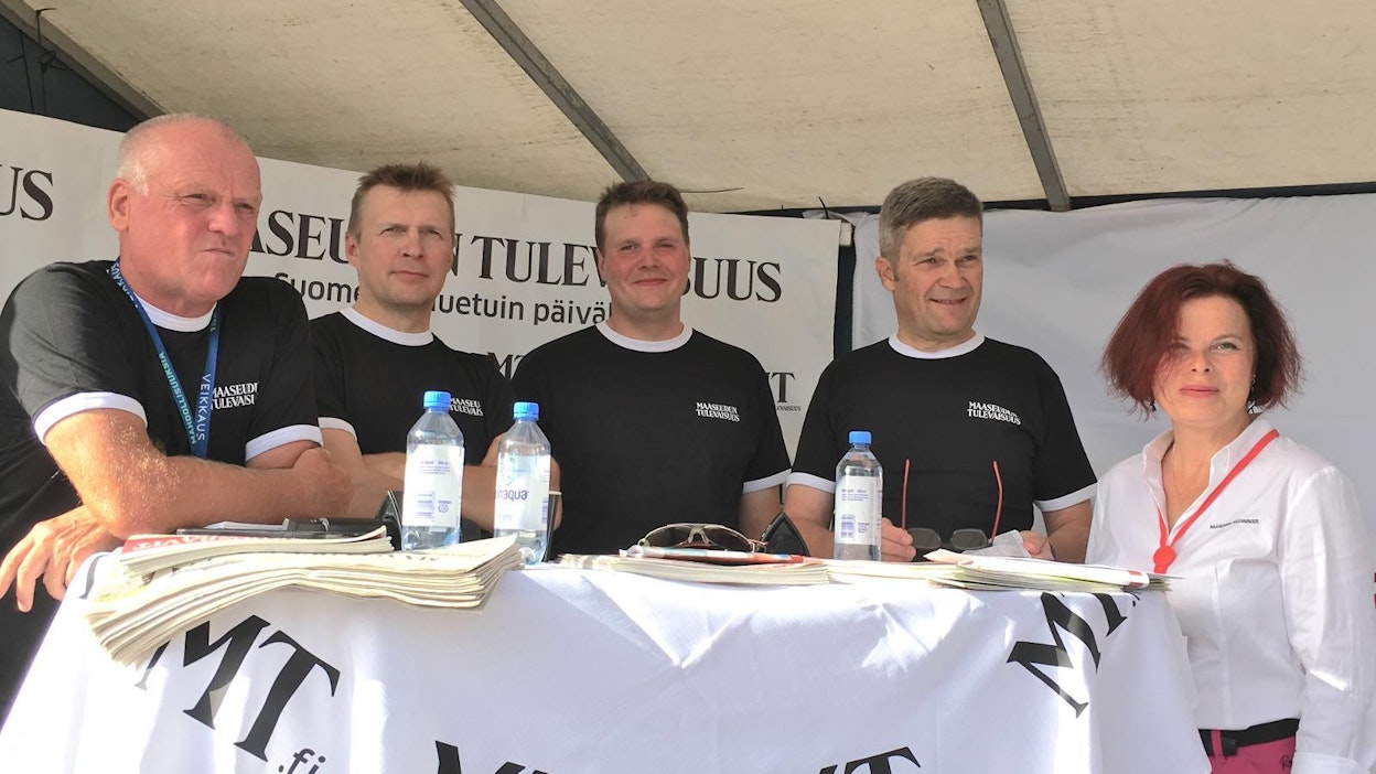 Kari Lähdekorpi (vas.), ravivalmentajat Tuomas Pakkanen, Markus Porokka sekä Harri Koivunen ja MT:n Kaijaleena Runsten avasivat TalkKarin Speciaalilla Rovaniemen Kuninkuusravien tapahtumat.