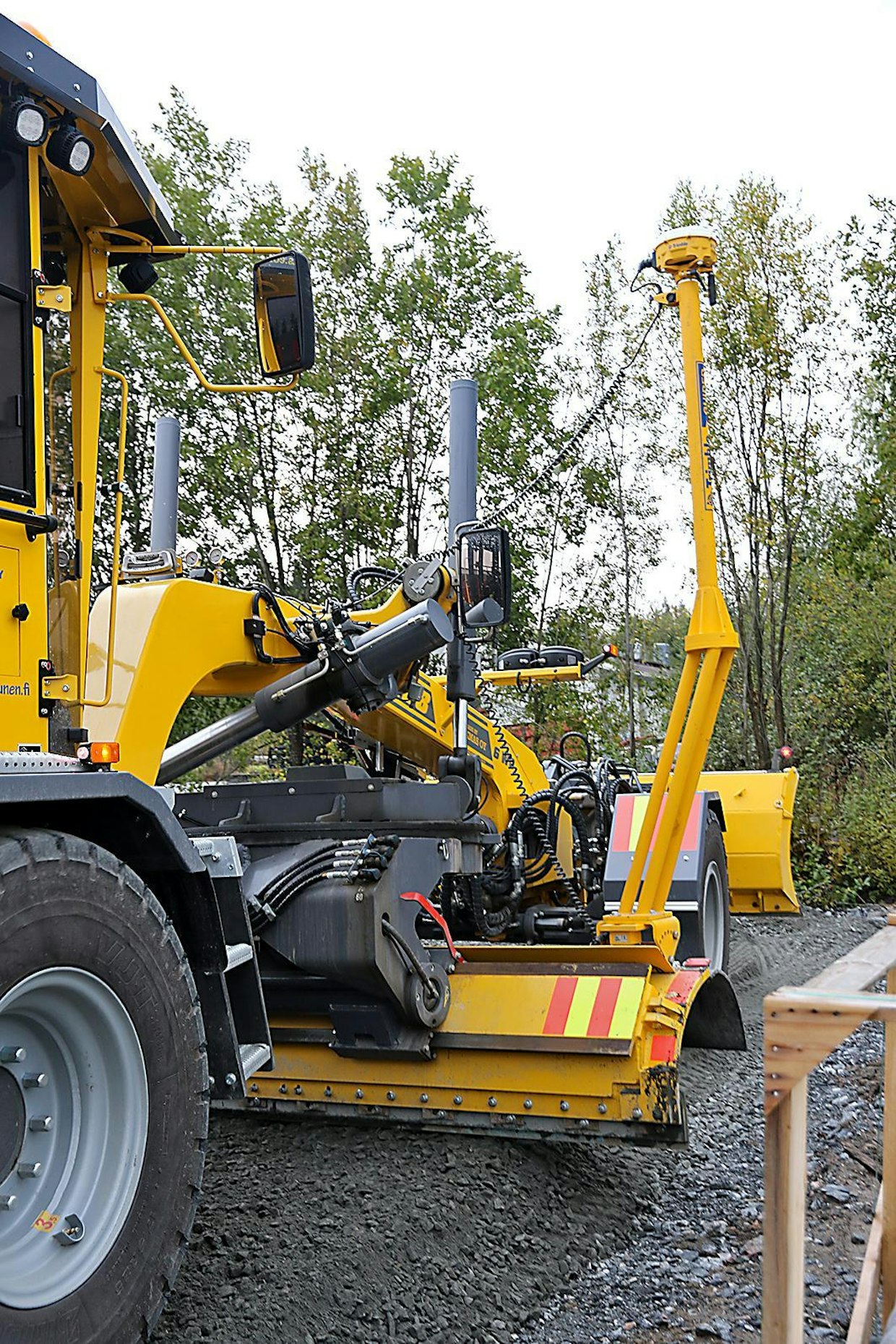 Kosusella on käytössä Trimblen koneohjausjärjestelmä. Tarkkuus on sentin luokkaa jopa ilman takymetriohjausta. Järjestelmä on liitetty koneen can-väylään.