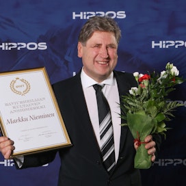 Markku Nieminen on valittu vuoden ravivalmentajaksi jo viisi kertaa. Viime vuonna hänet palkittiin Ravigaalassa raviurheilun kultaisella ansiomerkillä, jota voidaan pitää raviurheilun elämäntyöpalkintona.