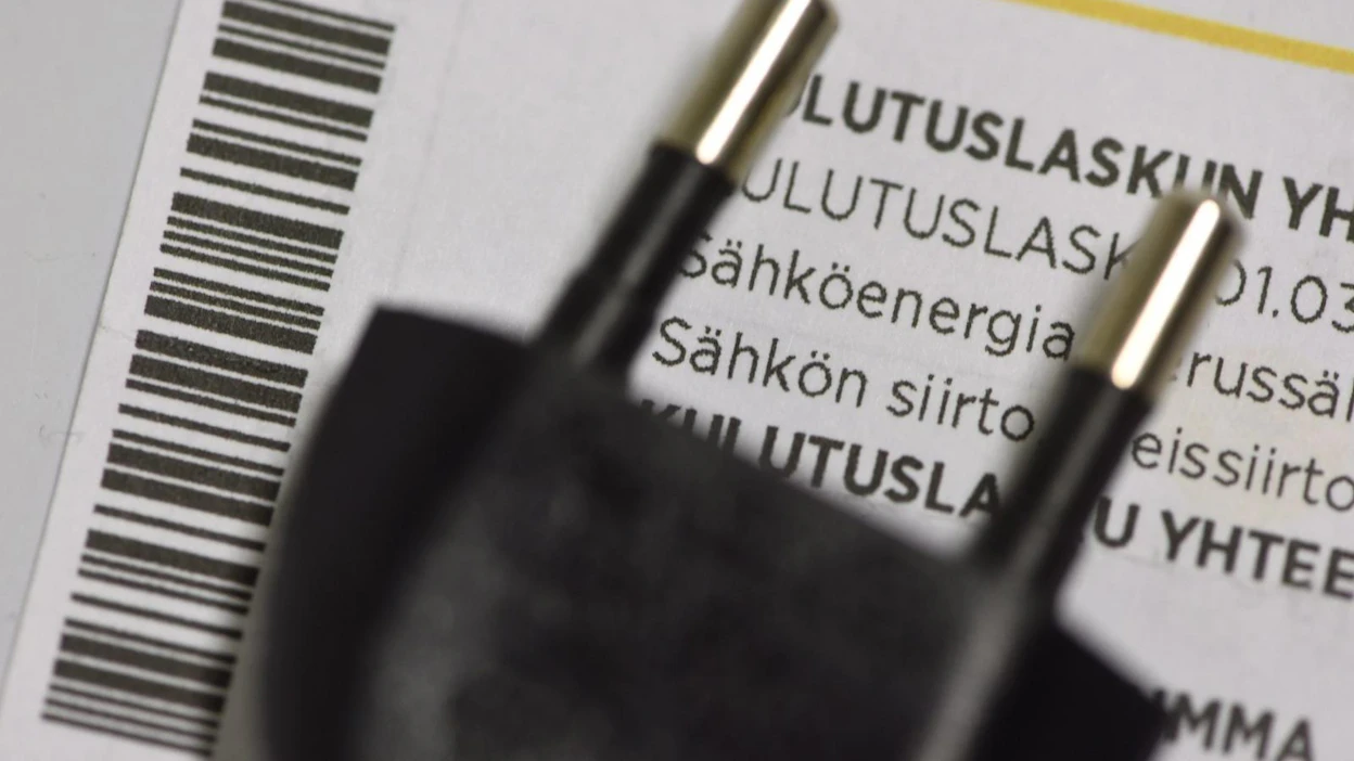 Inflaation lievän nousun taustalla on muun muassa sähkön hinnan nousu. Helmikuussa kallistuivat myös savukkeet, pankkipalvelumaksut ja vuokrat. LEHTIKUVA / HEIKKI SAUKKOMAA