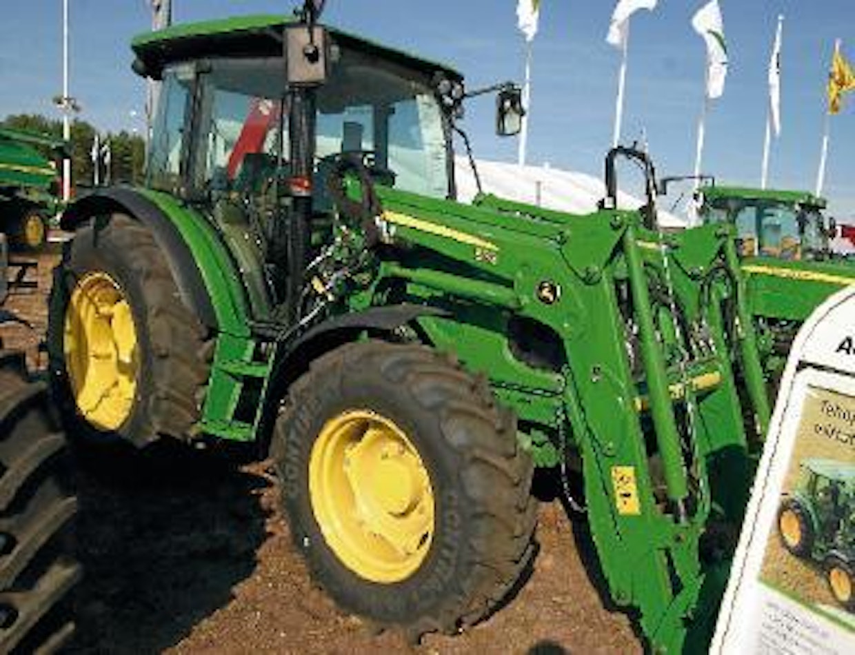 John Deere M -sarjan traktorit ovat kompakteja, perustekniikalla toimivia työvälineitä. Tässä sarjan toiseksi suurin malli 5080M (68 kW, 82 hv) näppäräksi kuormaintraktoriksi varusteltuna. Agrimarket. (HH)