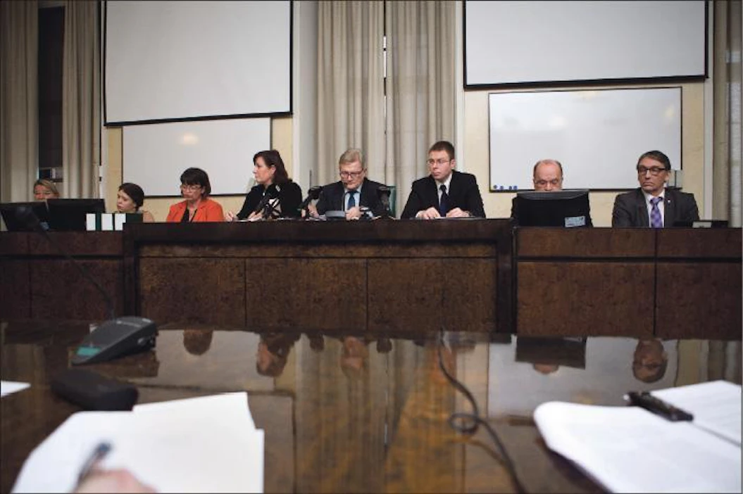 Perustuslakivaliokunta joutui vastaamaan sote-lausuntonsa johdosta enemmän muiden kansanedustajien kuintoimittajien kysymyksiin. Valiokunnan puheenjohtaja Johannes Koskinen (sd.) on kuvassa keskellä. Koskisen lisäksi vastaajina olivat valiokunnan muut jäsenet, yksi kustakin puolueesta. Toni Forssell