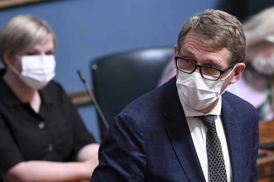 Valtiovarainministeri Matti Vanhanen eduskunnan täysistunnossa keskiviikkona.