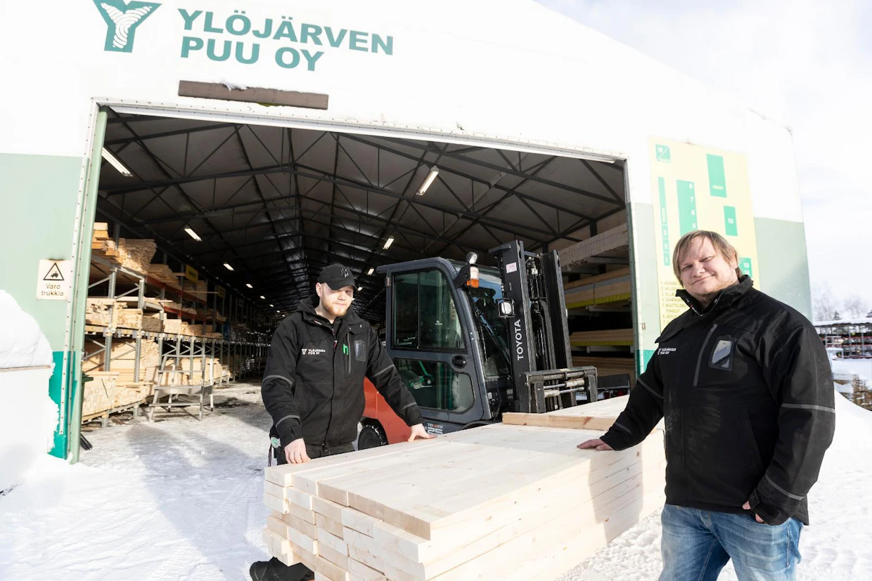 Ylöjärven Puun käyttämästä puusta yhdeksänkymmentä prosenttia on kotimaista. Kuvassa Mika Marjolahden lisäksi kuusilankkukuorman takana varastomies Visa Nurmio.