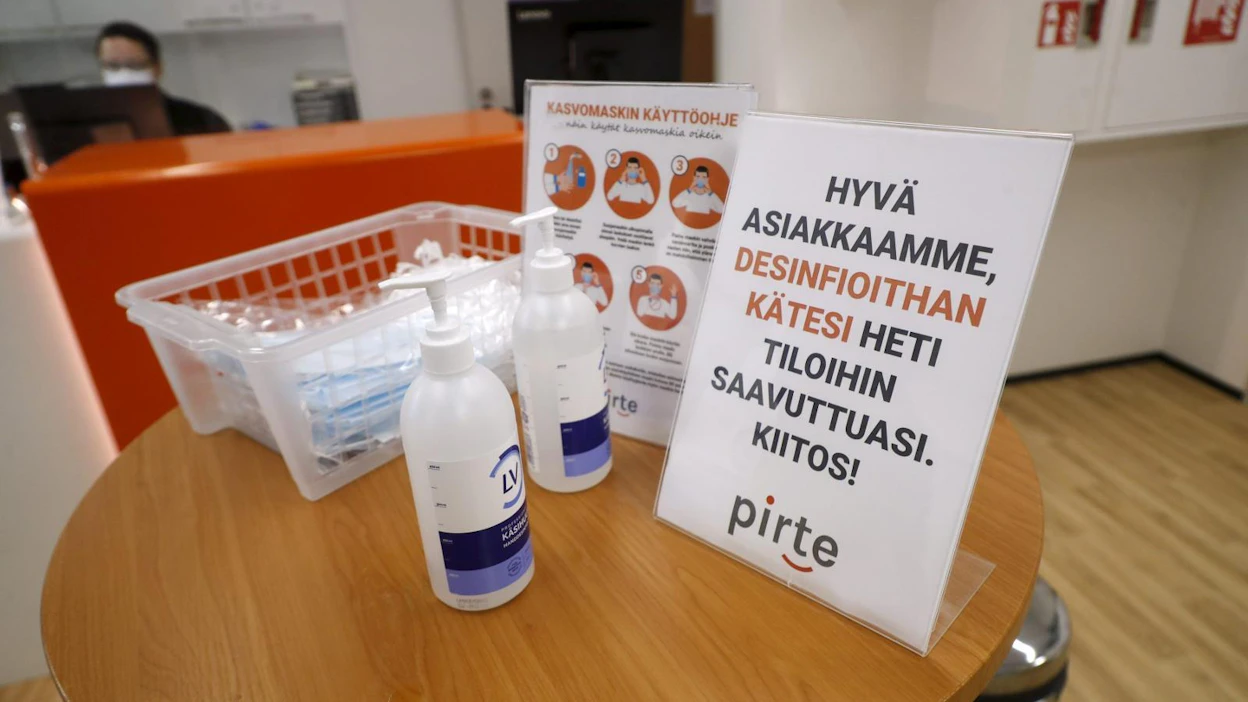 Terveyden ja hyvinvoinnin laitos (THL) on kehottanut Britanniasta 7.12. tai sen jälkeen palanneita ihmisiä hakeutumaan koronatestiin. LEHTIKUVA / KALLE PARKKINEN