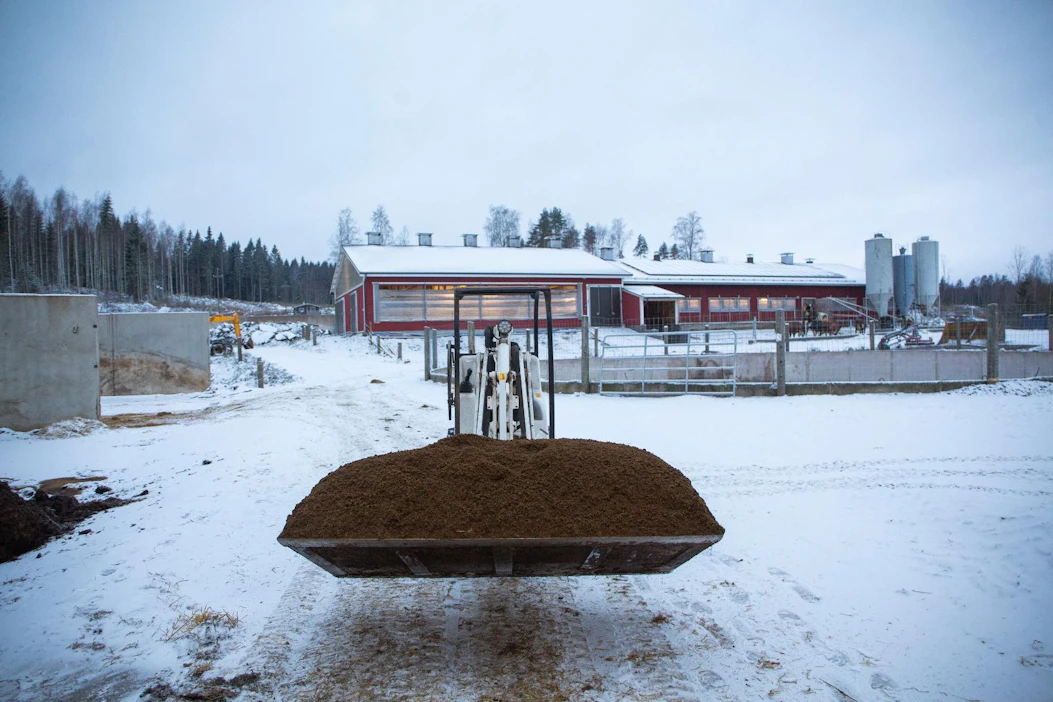 Lantaa ei kannata sellaisenaan kuljettaa kauaksi kotitilalta. Alasen tilalla Nokialla lanta separoidaan.