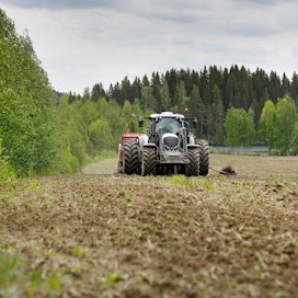 Peltotyöt Jyvässeudulla taukosivat toukokuussa kahteen otteeseen viikoksi, kun raskaat sateet kastelivat pellot kauttaaltaan. Kesäkuun alussa kylvöt ovat edistyneet rivakasti.