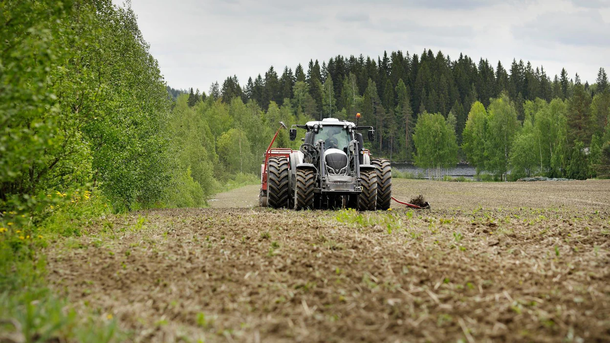 Peltotyöt Jyvässeudulla taukosivat toukokuussa kahteen otteeseen viikoksi, kun raskaat sateet kastelivat pellot kauttaaltaan. Kesäkuun alussa kylvöt ovat edistyneet rivakasti.