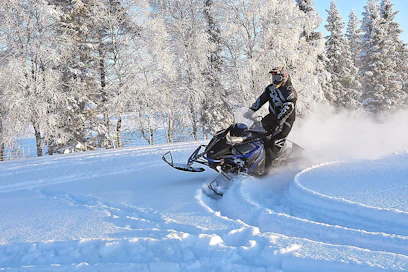 Yamaha on kevyt käsitellä, ja kelkka sopii hyvin myös vapaa-ajan käyttöön. Umpilumella Yamahan toimivuus on kohtalainen.