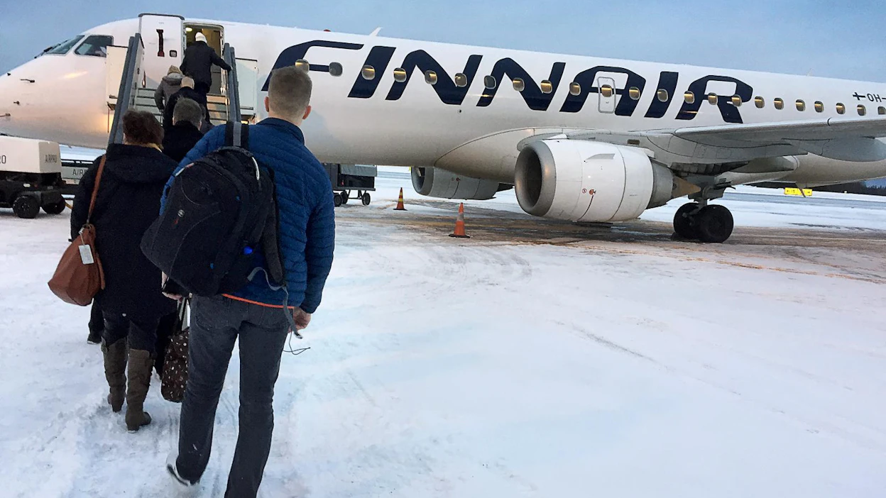 Kotimaan lentomatkustuksen päästöt ovat vähentyneet kaluston kehittymisen ansiosta. Maailmanlaajuisesti lentämisen kasvu on kuitenkin pitänyt päästöt kasvussa.