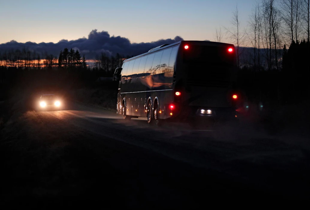 Keskiviikkoaamun koulukyydit ajettiin, sillä ongelmia aiheuttanut jäämäki on nyt hiekoitettu.