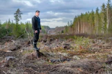 Kosti Hållfast silmäili viime lauantaina Lapväärtissä käytävää, joka on hakattu tuulivoimalan siirtolinjaa varten.