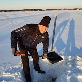 Neljän tapahtuman kiertue starttaa tältä pellolta. Kruunupyyläinen Jan-Peter Brunell kaivaa lumen alta esiin nurmea, joka on talvehtinut mallikkaasti.