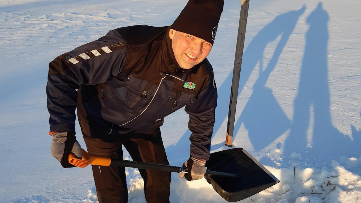 Neljän tapahtuman kiertue starttaa tältä pellolta. Kruunupyyläinen Jan-Peter Brunell kaivaa lumen alta esiin nurmea, joka on talvehtinut mallikkaasti.