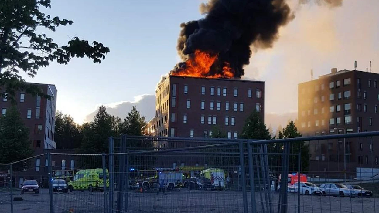 Palokan Ilona -senioritalon tulipalo saatiin kertaalleen rajattua, mutta palo roihahti pian uudelleen.