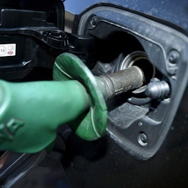 Moottoribensiinin hinta oli maaliskuussa 3 prosenttia ja dieselöljyn 9 prosenttia korkeampi kuin vuotta aiemmin.