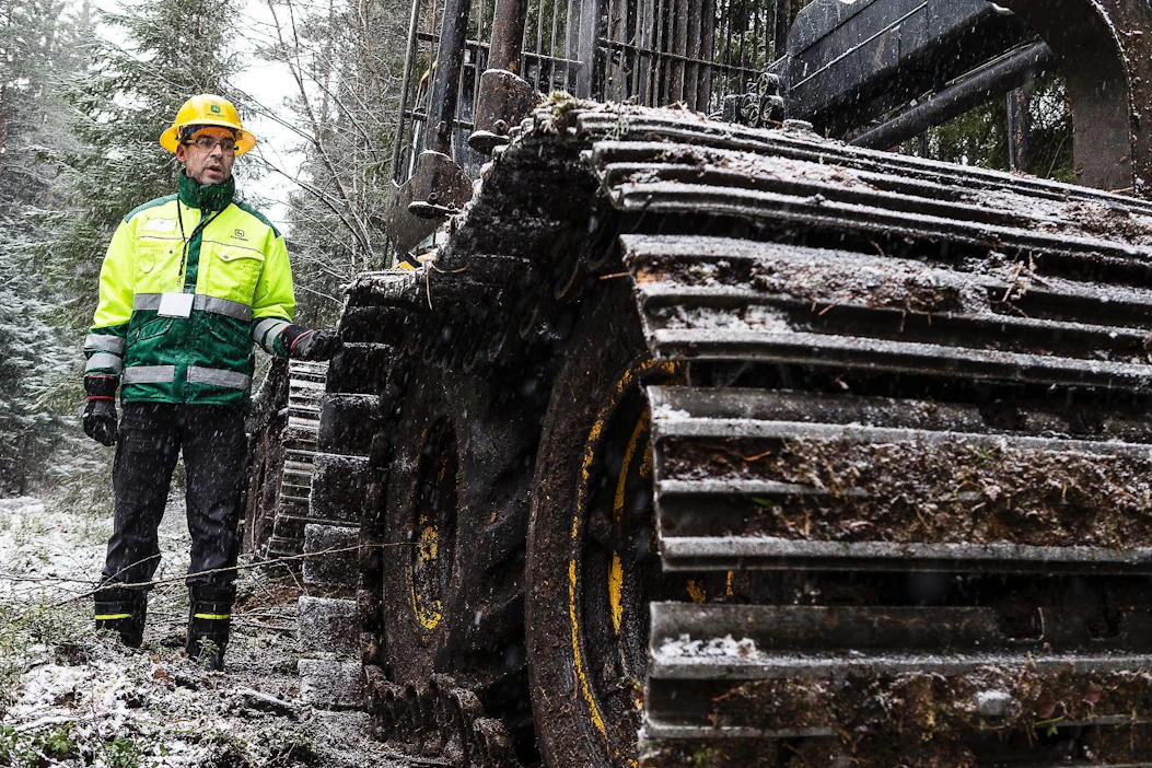 Metsäkonepalvelu Oy on varustanut turvemaiden korjuuseen kalustoaan leveillä, alun perin kaivinkoneisiin suunnitelluilla teloilla.”Takana telojen leveys on metri ja edessä 90 senttiä”, operaatioesimies Teemu Tolppa kertoo.