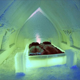 Lumen ja jään keskellä yöpyminen on monille arktinen elämys, joka on koettava ainakin kerran elämässä. Lumihotellissa on 29 huonetta, kuvassa näkyy yksi jääsviiteistä. Kari Lindholm