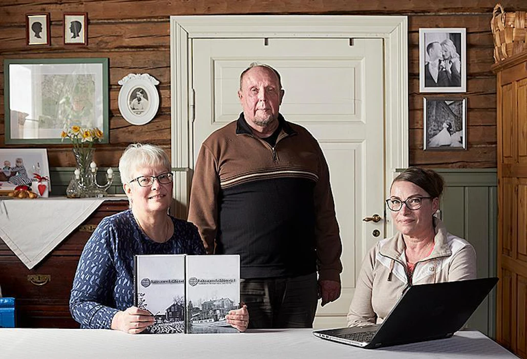 Solja Holappa, Kaarlo Mertaniemi ja Sari Karjalainen ovat Laitasaaren kyläseuran aktiiveja.