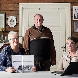 Solja Holappa, Kaarlo Mertaniemi ja Sari Karjalainen ovat Laitasaaren kyläseuran aktiiveja.