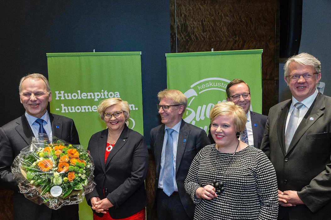 Keskustan eduskuntaryhmä, puoluehallitus ja meppiryhmä valitsi puolueen uudet ministerit torstaina.Jari Leppää onnittelivat kunta- ja uudistusministeri Anu Vehviläinen, ympäristöministeri Kimmo Tiilikainen, kesällä peruspalveluministerinä aloittava Annika Saarikko, elinkeinoministeri Mika Lintilä ja väistyvä peruspalveluministeri Juha Rehula.