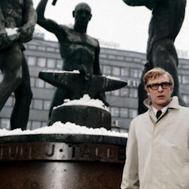 Elokuvan pääosassa nähtävä Michael Caine Helsingin keskustassa Kolmen sepän patsaan edessä.