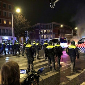Mellakkapoliiseja viime yönä Hollannin Haagissa, missä koronarajoituksia vastustanut mielenosoitus äityi väkivaltaiseksi. LEHTIKUVA / AFP