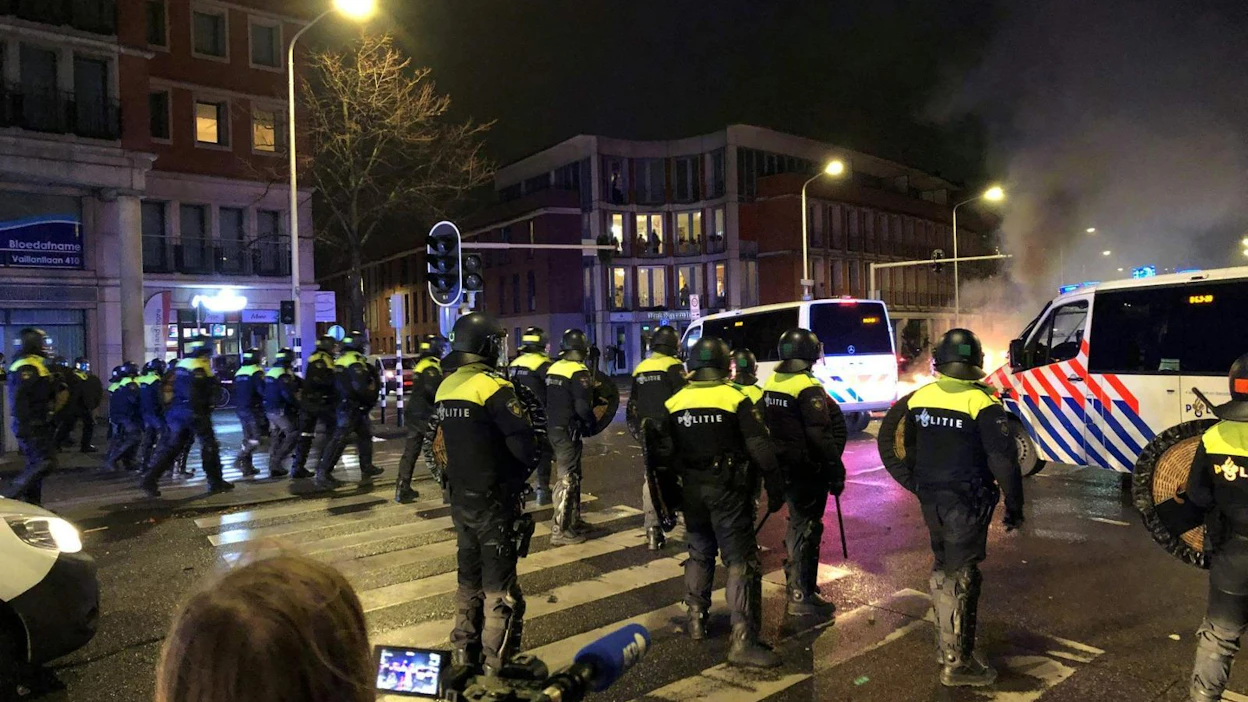 Mellakkapoliiseja viime yönä Hollannin Haagissa, missä koronarajoituksia vastustanut mielenosoitus äityi väkivaltaiseksi. LEHTIKUVA / AFP