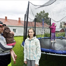 Ari-Pekka Forssin ja Eine Hämäläisen lasten edellinen trampoliini katosi Asta-myrskyssä ja löytyi myöhemmin metsästä muutaman sadan metrin päästä. Se oli lentänyt muun muassa talon ylitse. Uusi trampoliini on nyt samalla paikalla. Pomppimassa Anna ja Enni, isän sylissä Emma, joka myrskyn aikaan oli vauva. Sakari Martikainen