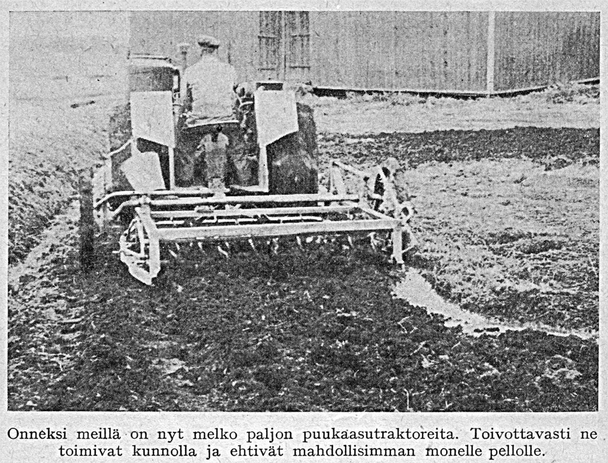 Suomessa oli jatkosodan syttyessä noin 6 000 traktoria, joista 2/3 varustettiin puukaasulaitteilla. Enimmät työt tehtiin hevosilla, traktoria kohden oli peltoa lähes 350 hehtaaria, mutta keväällä 1940 tehdyn kyselyn mukaan harvalla traktorilla oli äestetty yli 50 ha. Maatalousministeriön Tuotanto-osaston julkaisema ”Lannoitus- ja viljelyohjeita kevääksi 1942” kannusti aktiivisempaan traktoreiden hyödyntämiseen.