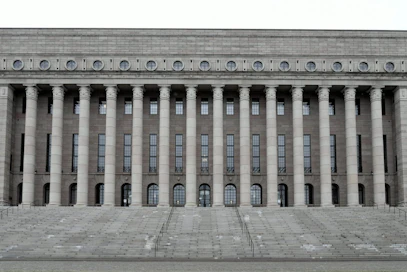 Kansanedustajien sopeutumiseläke muutettiin määräaikaiseksi sopeutumisrahaksi viime vuonna.